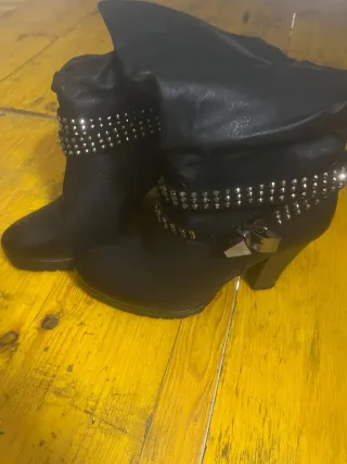 Stivali neri con borchie