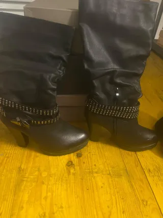 Stivali neri con borchie