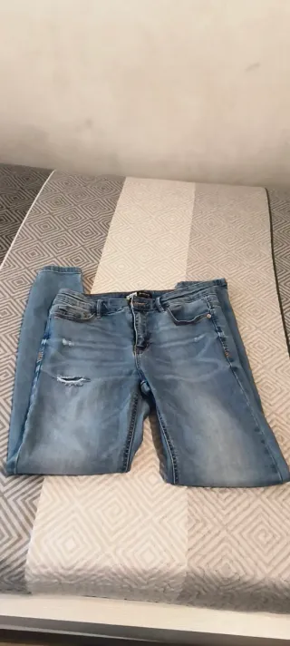 Pantalón vaquero mujer desgastado