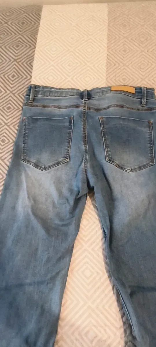 Pantalón vaquero mujer desgastado