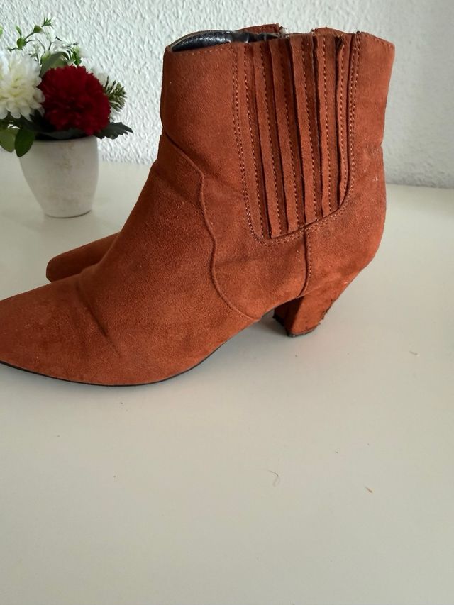 Botas de tacón color marrón