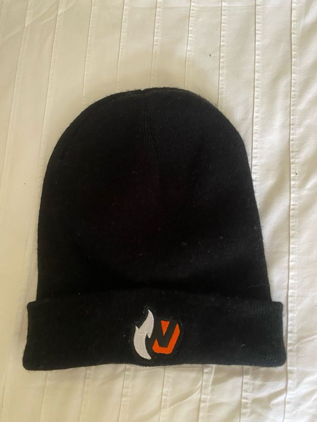 Gorro negro con logo V y fuego