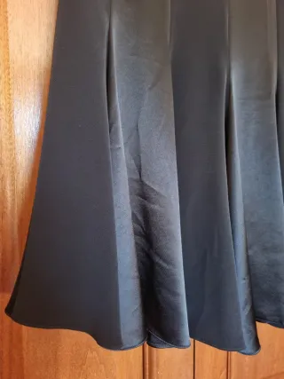 Falda larga negra puesta una vez