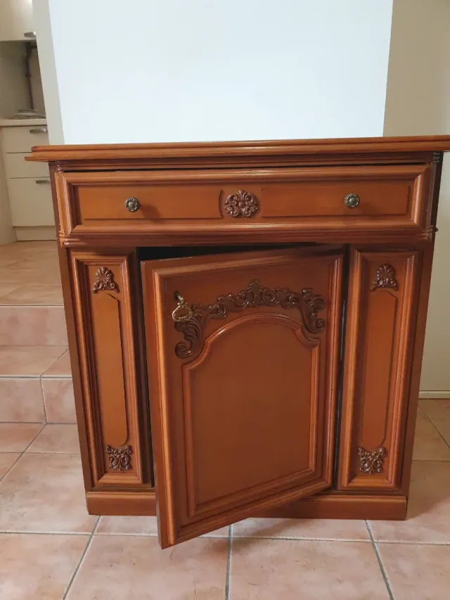 Mobile in noce con cassetto e anta