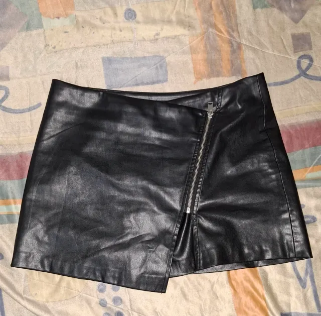 Falda de cuero negra con cremallera
