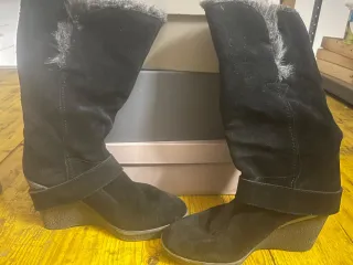 Stivali neri con zeppa e pelliccia