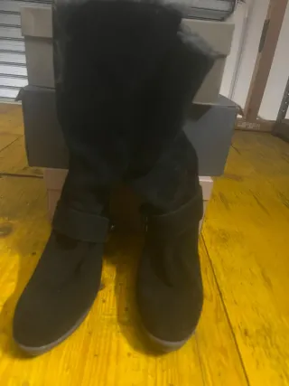 Stivali neri con zeppa e pelliccia