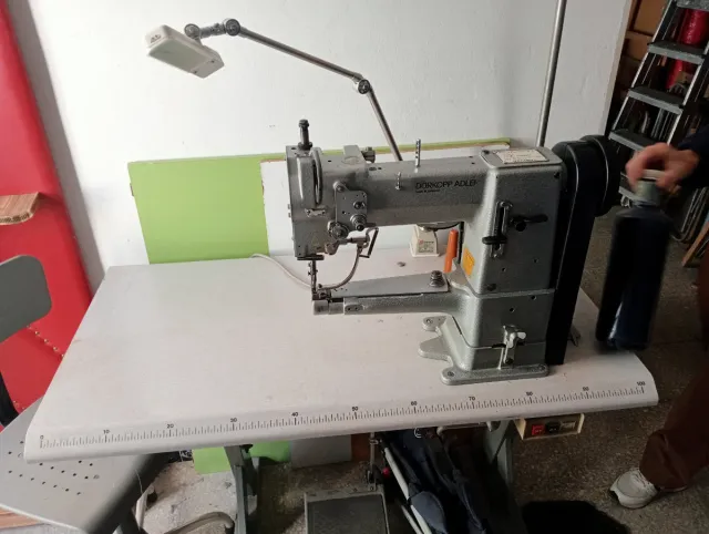 Máquina de coser industrial Dürkopp Adler