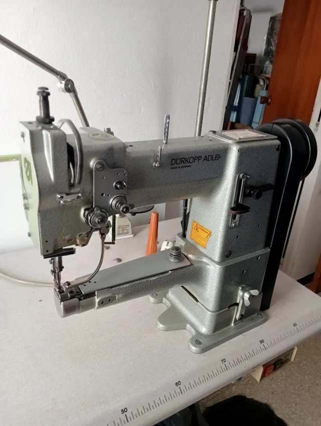 Máquina de coser industrial Dürkopp Adler