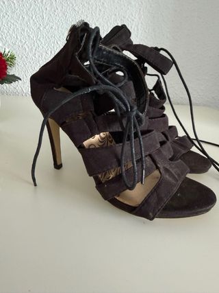 Sandalias de tacón negras con cordones