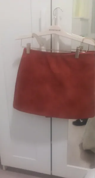 Falda corta color marròn, imita el cuero