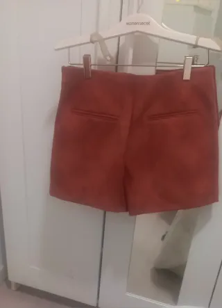 Falda corta color marròn, imita el cuero