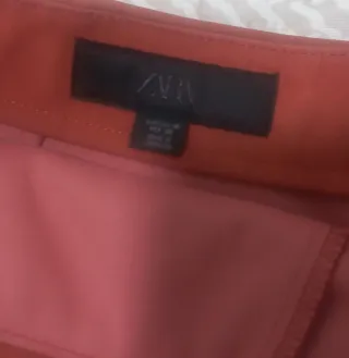 Falda corta color marròn, imita el cuero