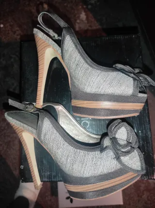 Zapatos de tacón plateados talla 36