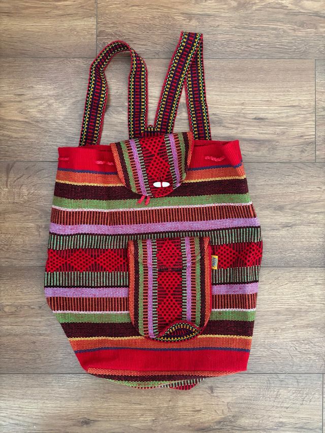 Mochila artesanal tejida multicolor