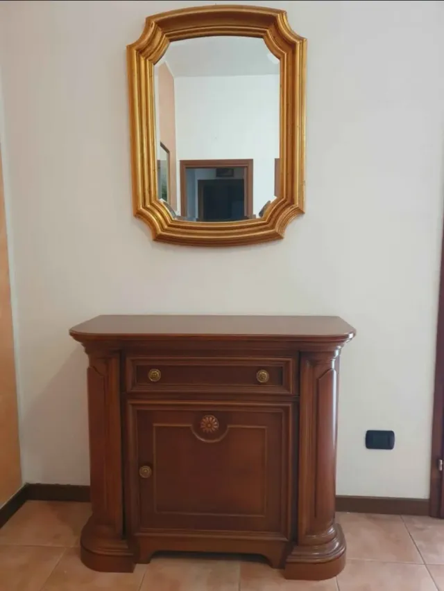 Mobile in noce per ingresso con specchio dorato