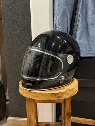 Casco moto negro cafe racer