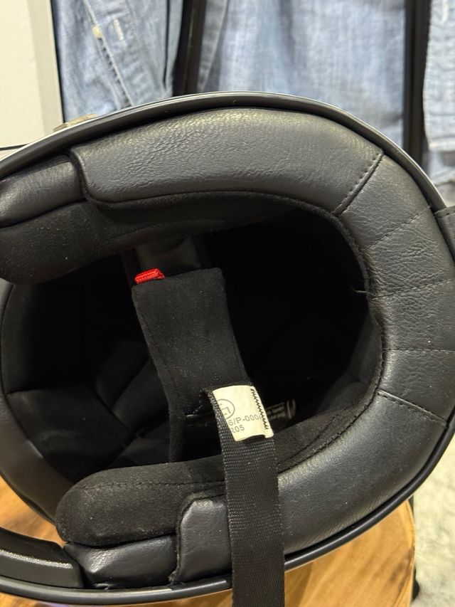 Casco moto negro cafe racer