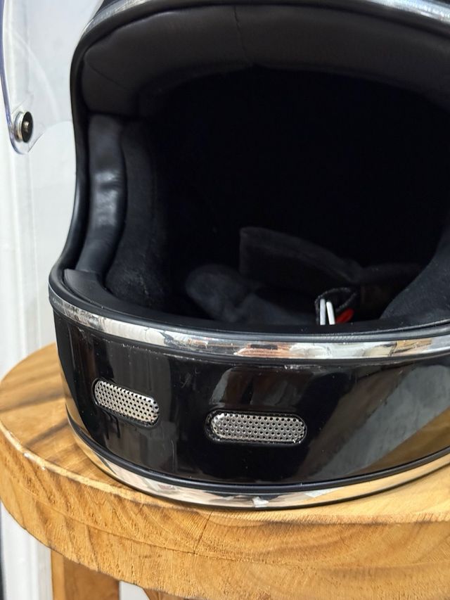 Casco moto negro cafe racer