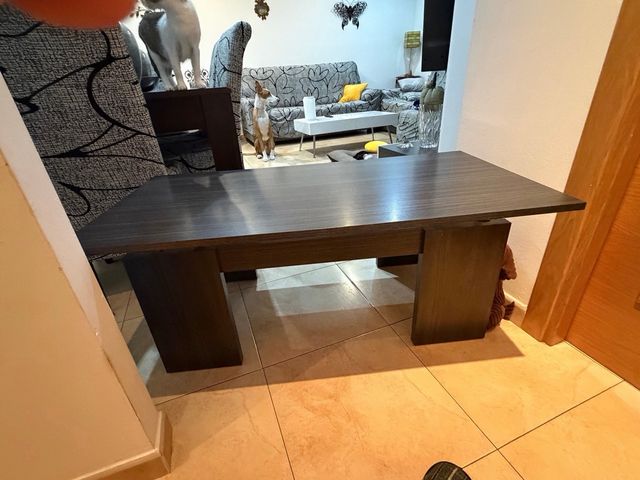 Mesita de centro negra y marrón