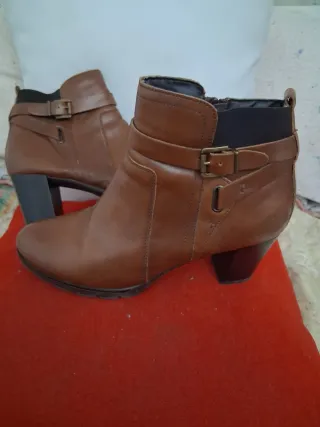 Botines marrones con tacón y hebilla