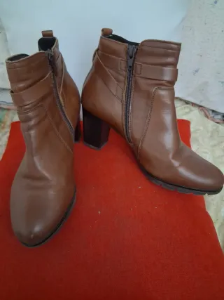 Botines marrones con tacón y hebilla