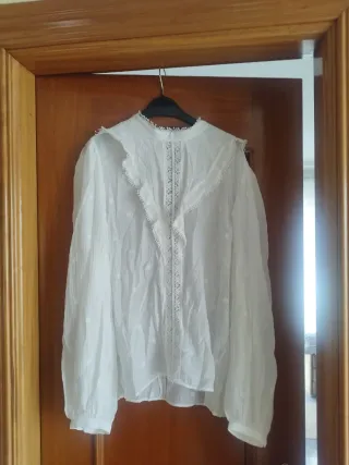 Blusa Zara bordados y encaje Talla L un uso.