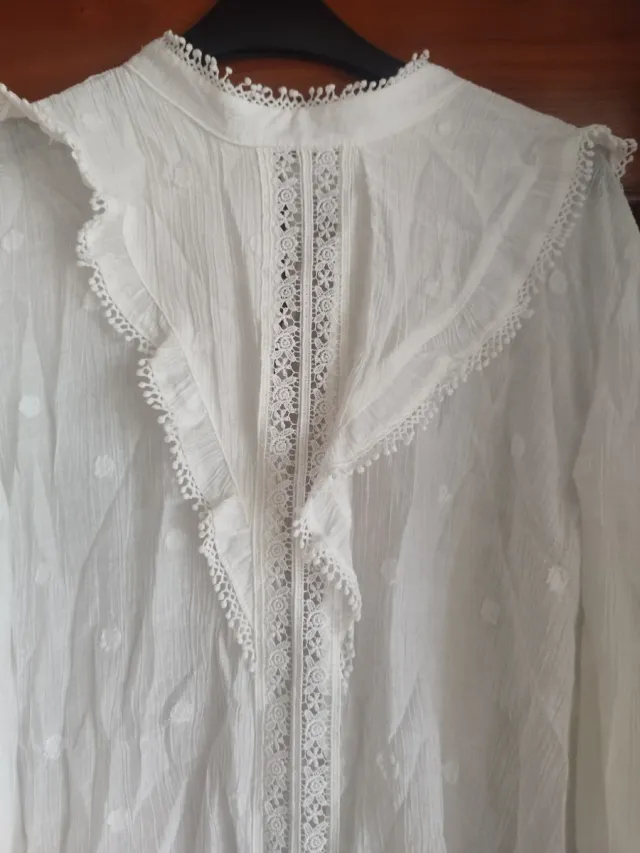 Blusa Zara bordados y encaje Talla L un uso.