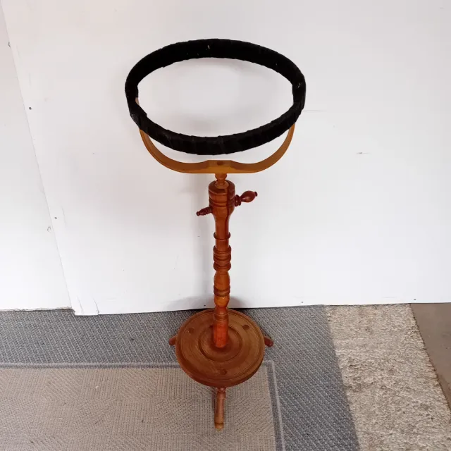 Bastidor de bordar con pie