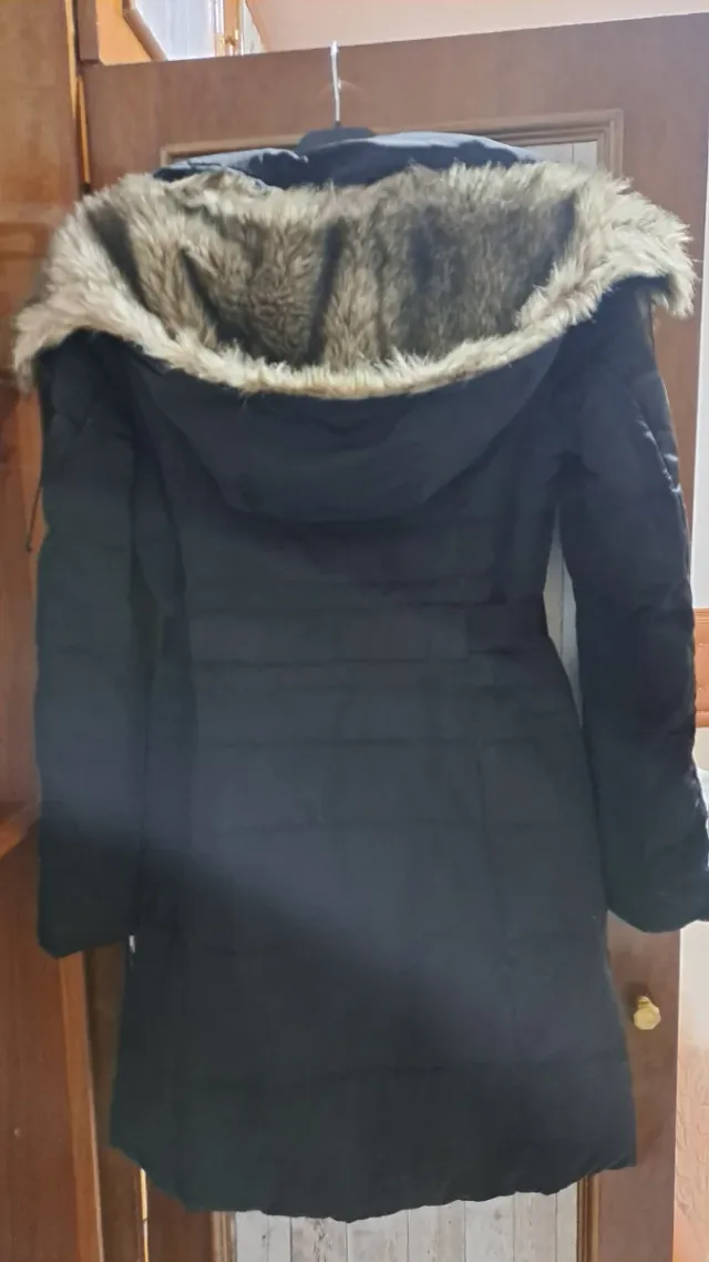 Abrigo negro largo con cinturón