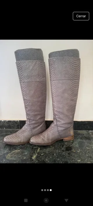 Botas altas de piel grises
