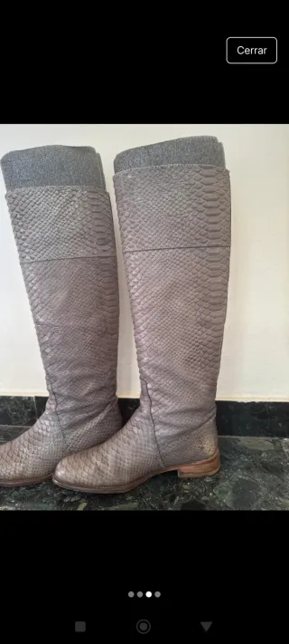 Botas altas de piel grises