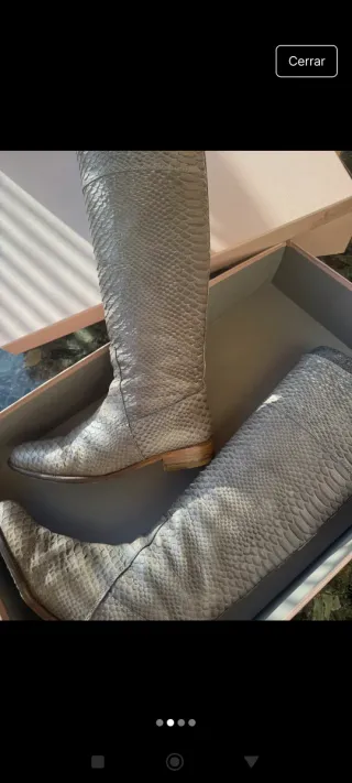 Botas altas de piel grises