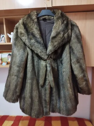 Chaquetón de pelo marrón y negro