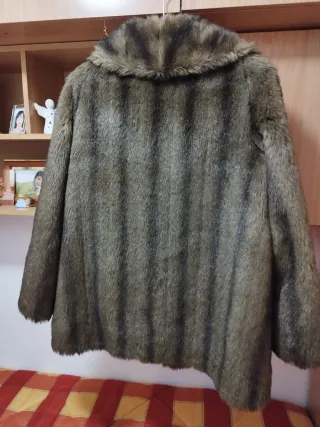 Chaquetón de pelo marrón y negro