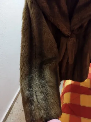 Chaquetón de pelo marrón y negro