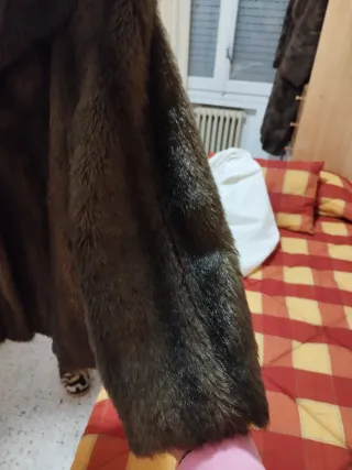 Chaquetón de pelo marrón y negro