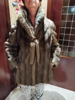 Chaquetón de pelo marrón y negro