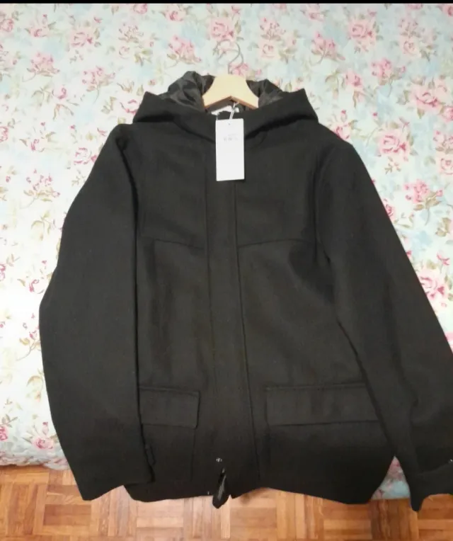 Abrigo negro con capucha