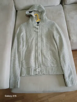 Abrigo de punto con capucha