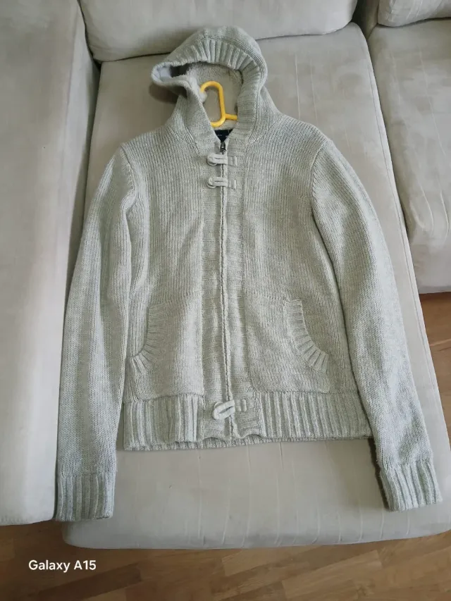 Abrigo de punto con capucha