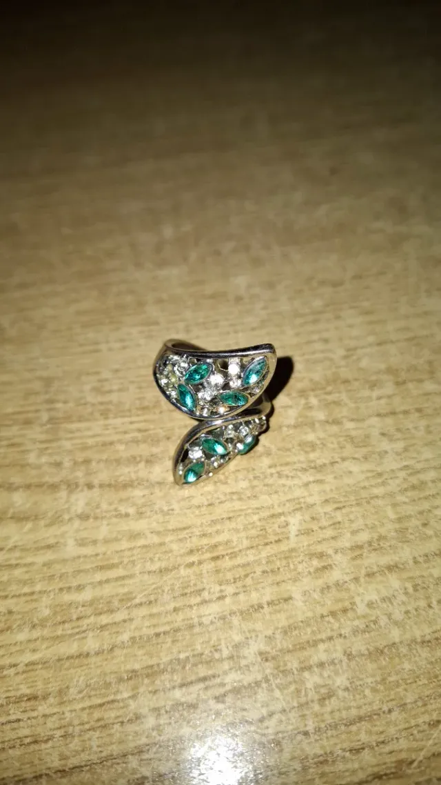 Anillo ajustable con piedras verdes y plateado