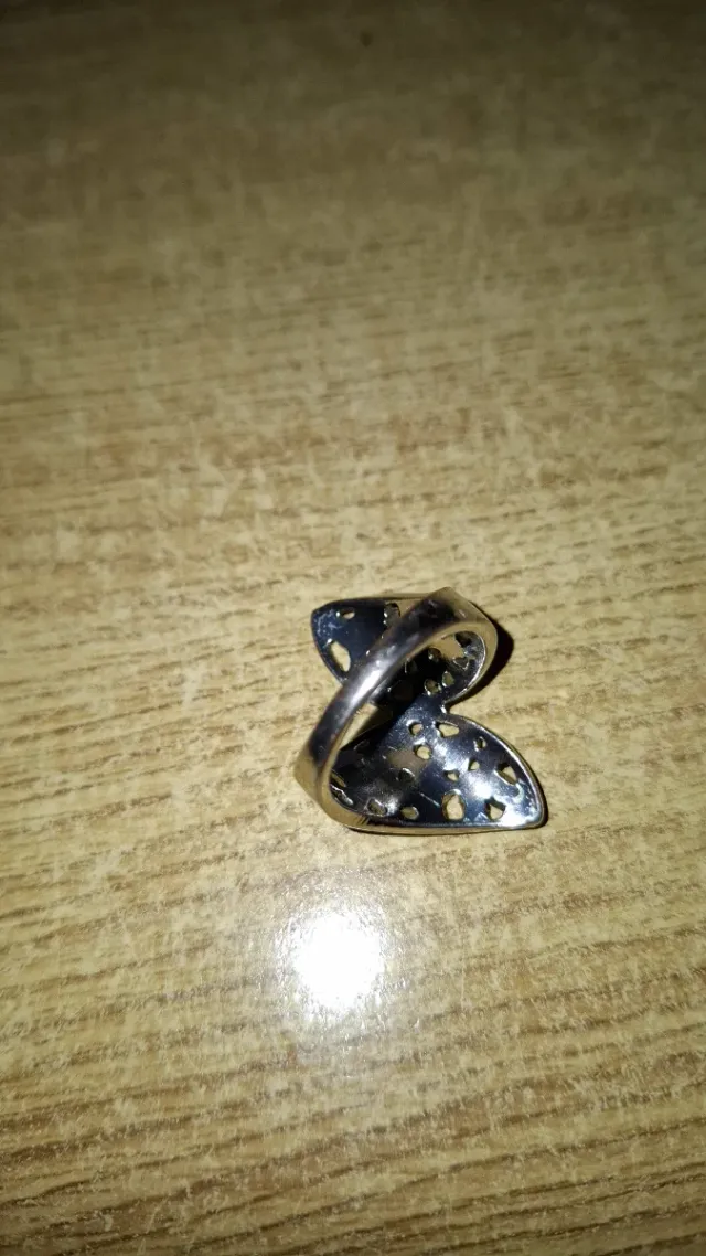 Anillo ajustable con piedras verdes y plateado