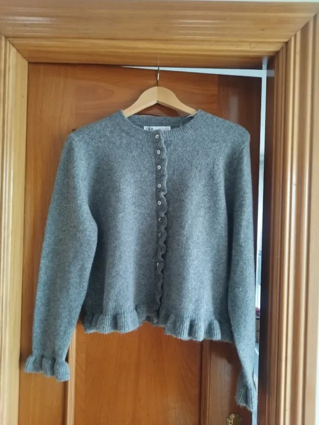 Cárdigan Zara gris L con volantes nuevo