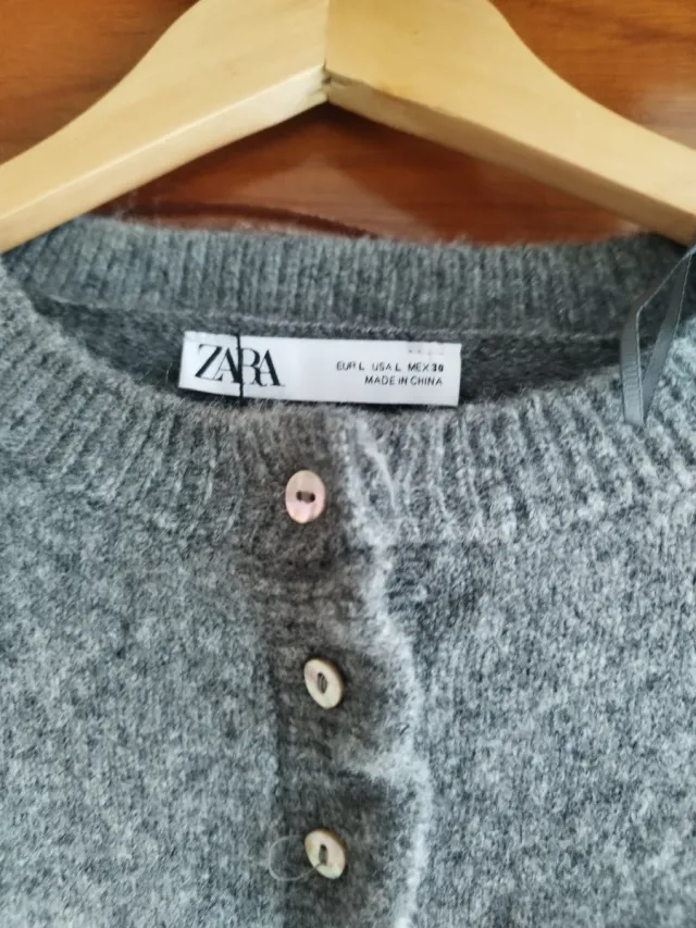 Cárdigan Zara gris L con volantes nuevo