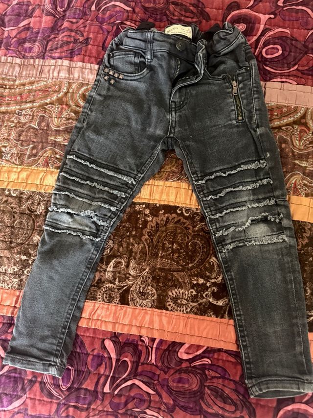 Pantalón vaquero  Zara niño negro con tachuelas