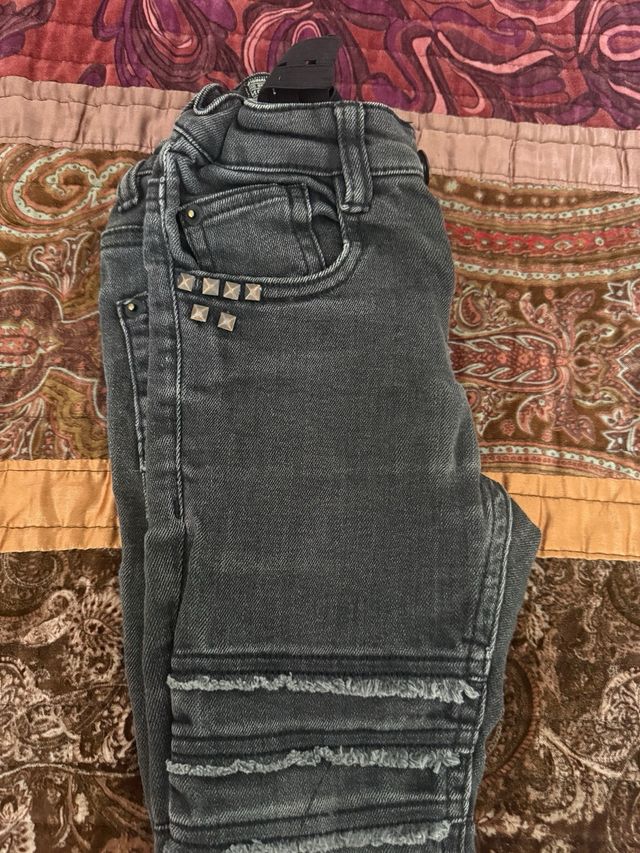 Pantalón vaquero  Zara niño negro con tachuelas