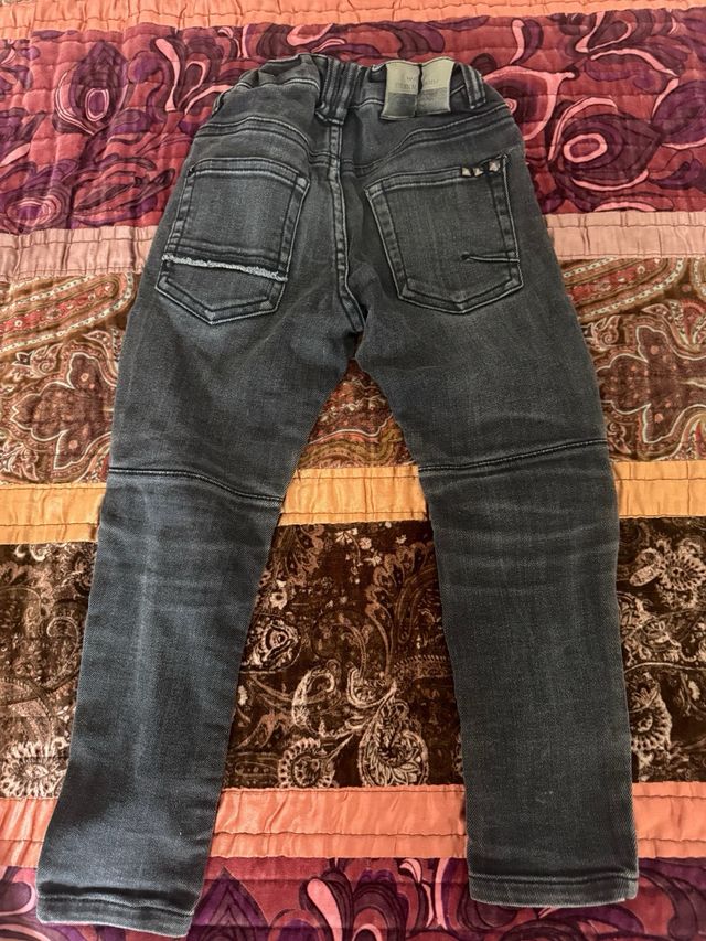 Pantalón vaquero  Zara niño negro con tachuelas