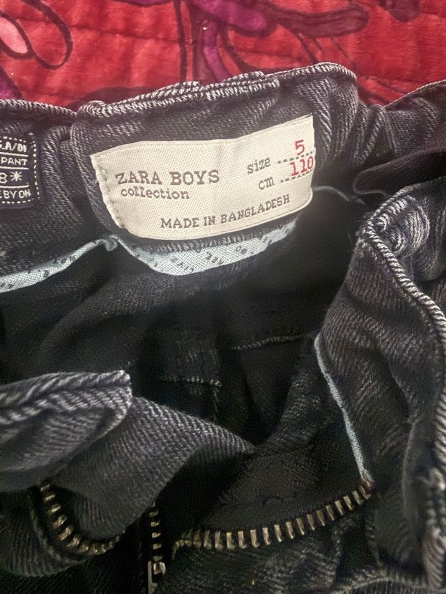 Pantalón vaquero  Zara niño negro con tachuelas