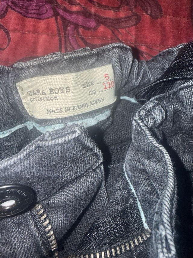 Pantalón vaquero  Zara niño negro con tachuelas